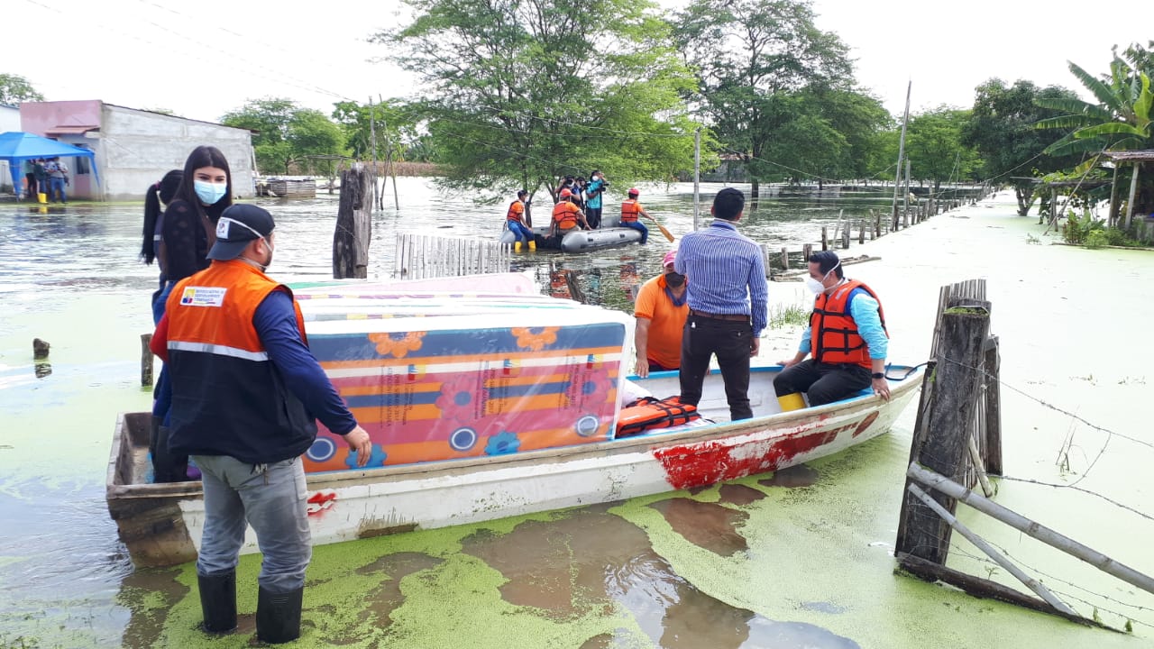 El SNGRE atiende a familias afectadas por las inundaciones en Manabí 